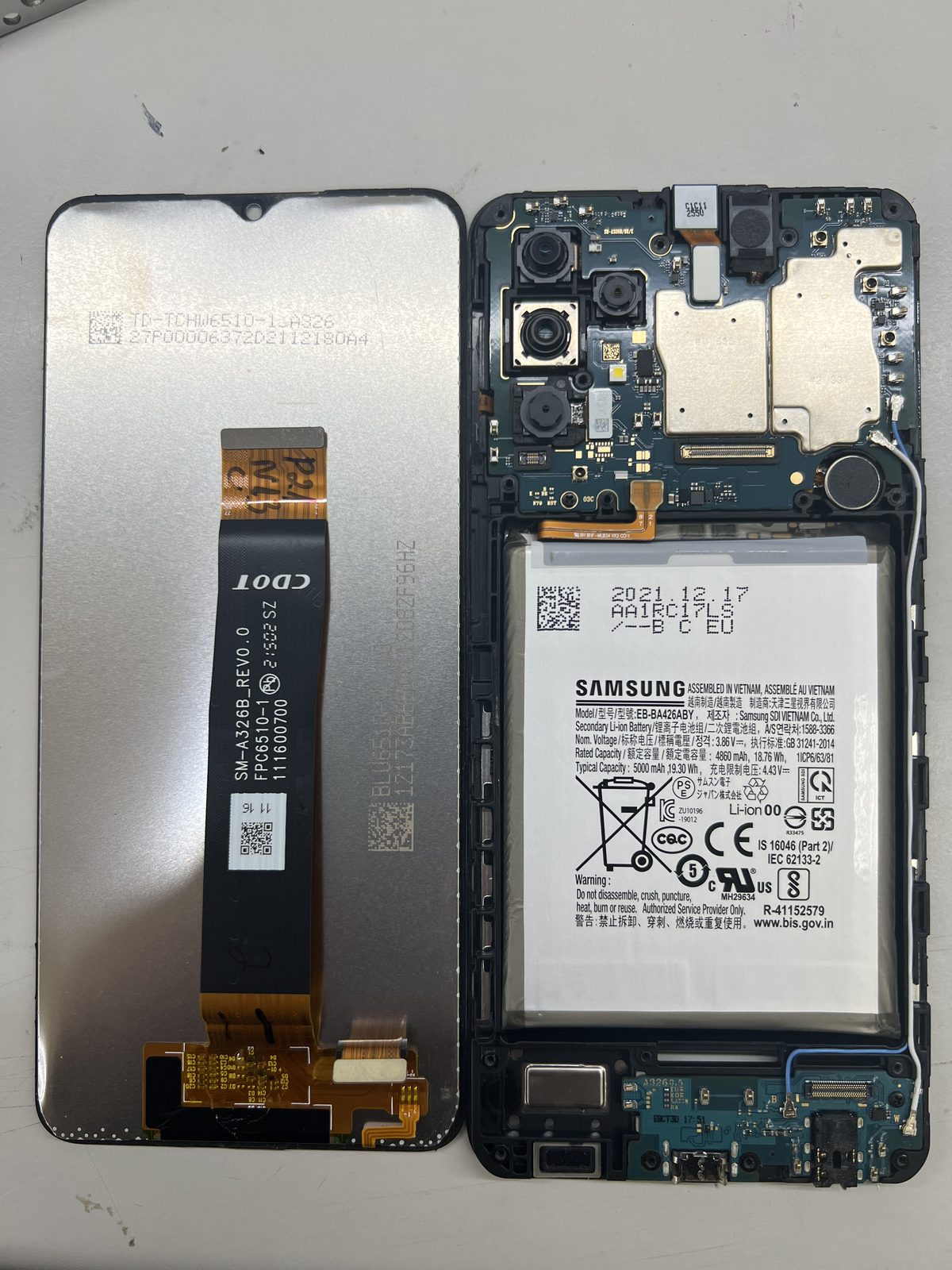 三星 Galaxy A22 拆機換螢幕，左為螢幕總成背面，右為機身內部與原廠電池
