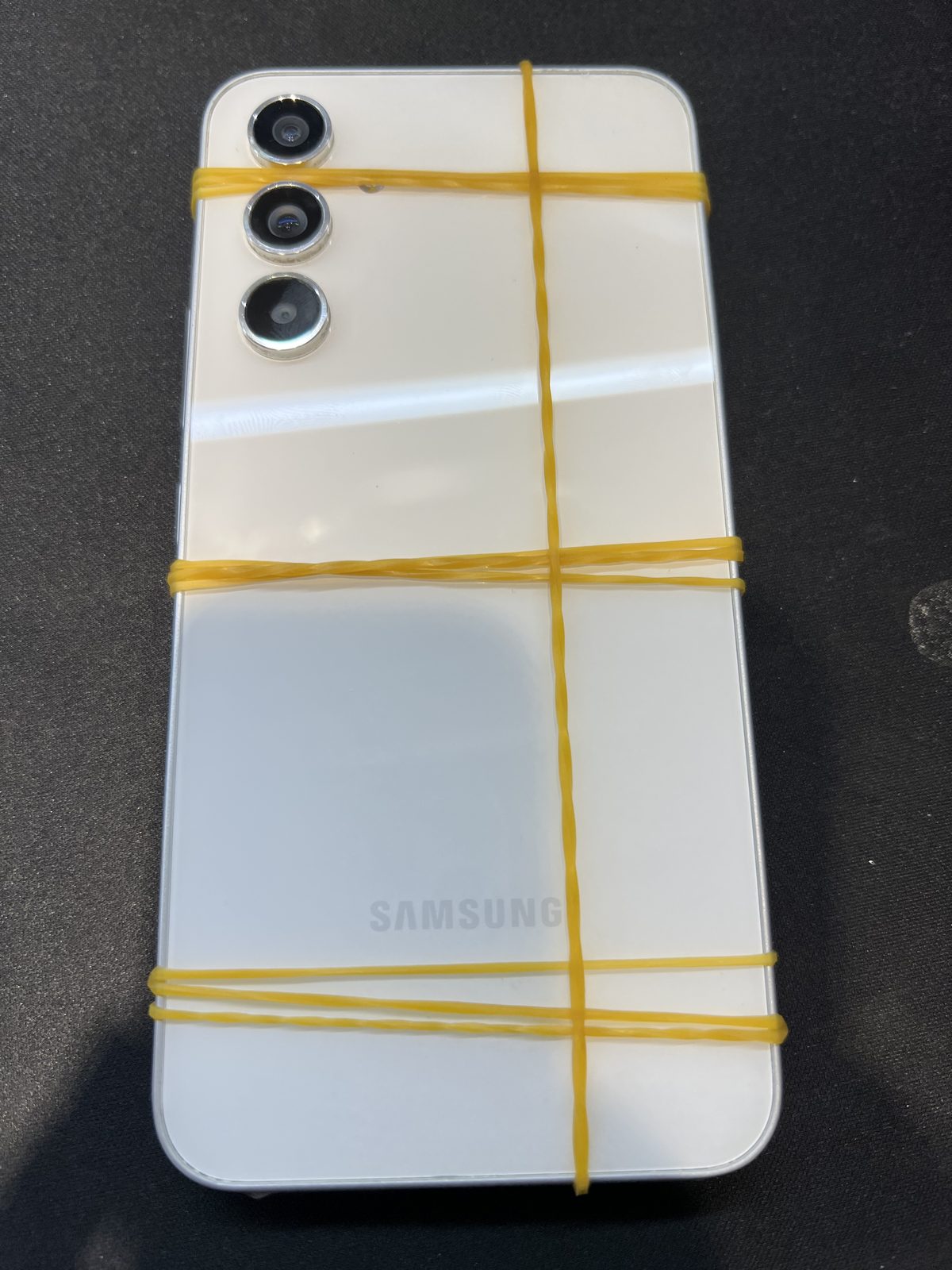 三星 Galaxy A54 更換電池後以橡皮筋固定背蓋，等待防水膠定型