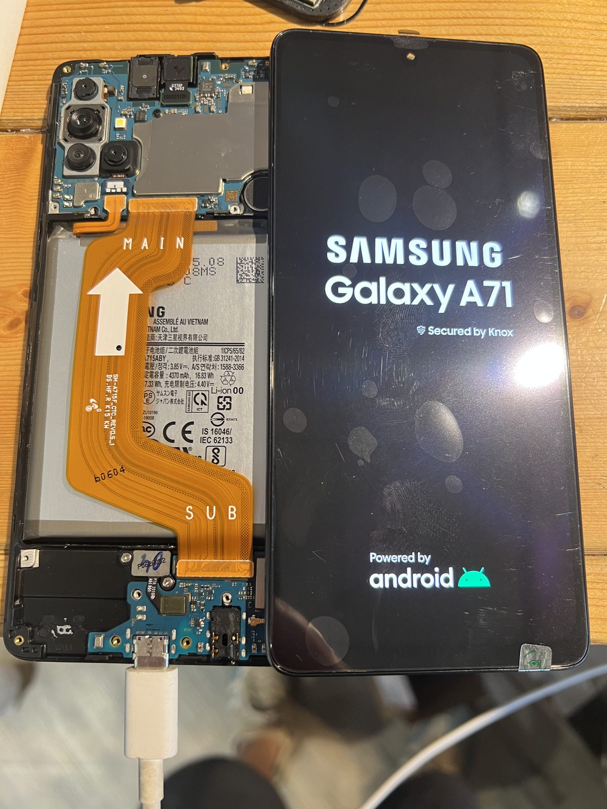 三星 Galaxy A71 拆機檢測，接上螢幕後可正常顯示開機畫面，確認為螢幕總成故障