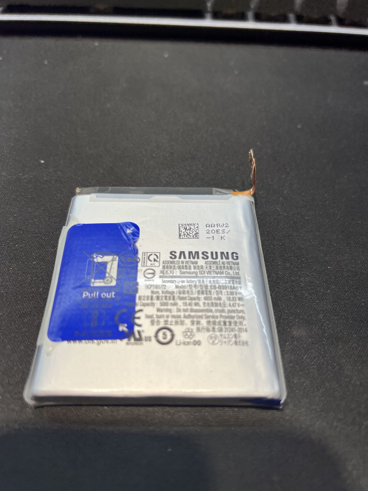 從三星 Galaxy S23 Ultra 拆下的膨脹電池，型號 Samsung EB-BS918ABY 5000mAh