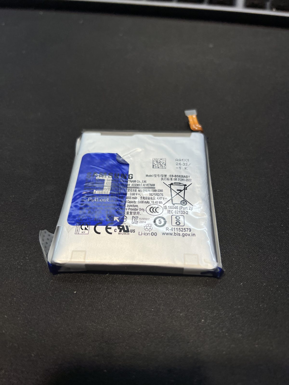 從三星 Galaxy S24 Ultra 拆下的膨脹電池，型號 Samsung EB-BS928ABY 5000mAh