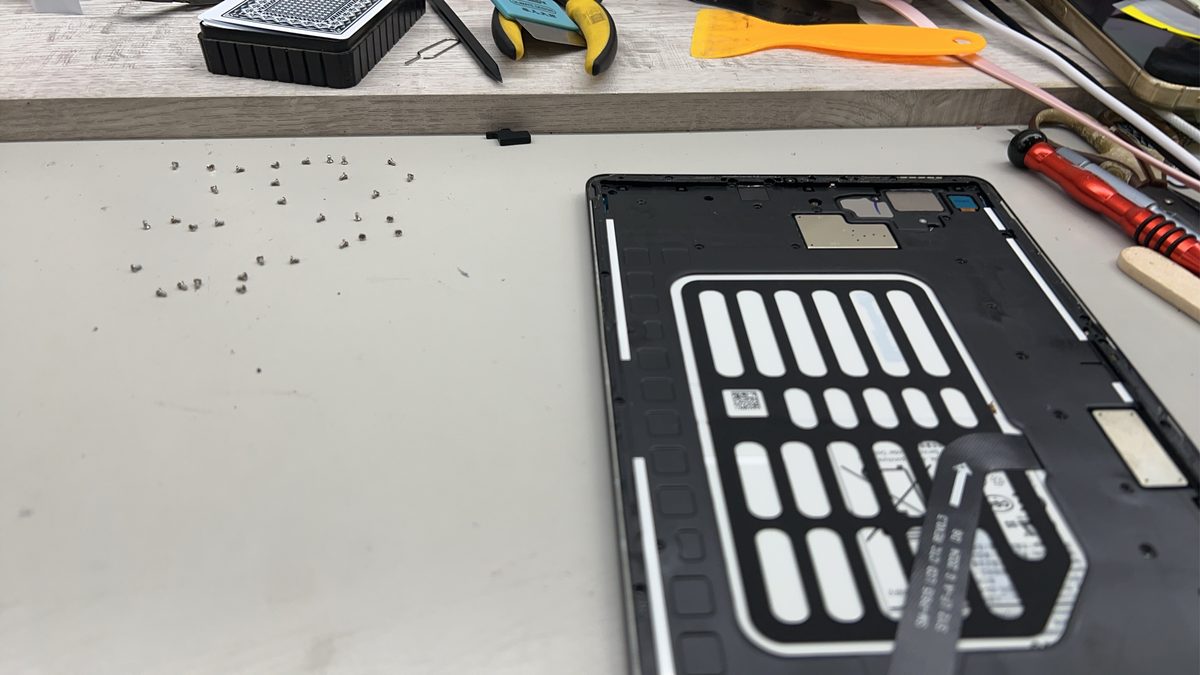 Galaxy Tab S6 Lite 拆機更換電池，工作檯上可見拆開的平板機身