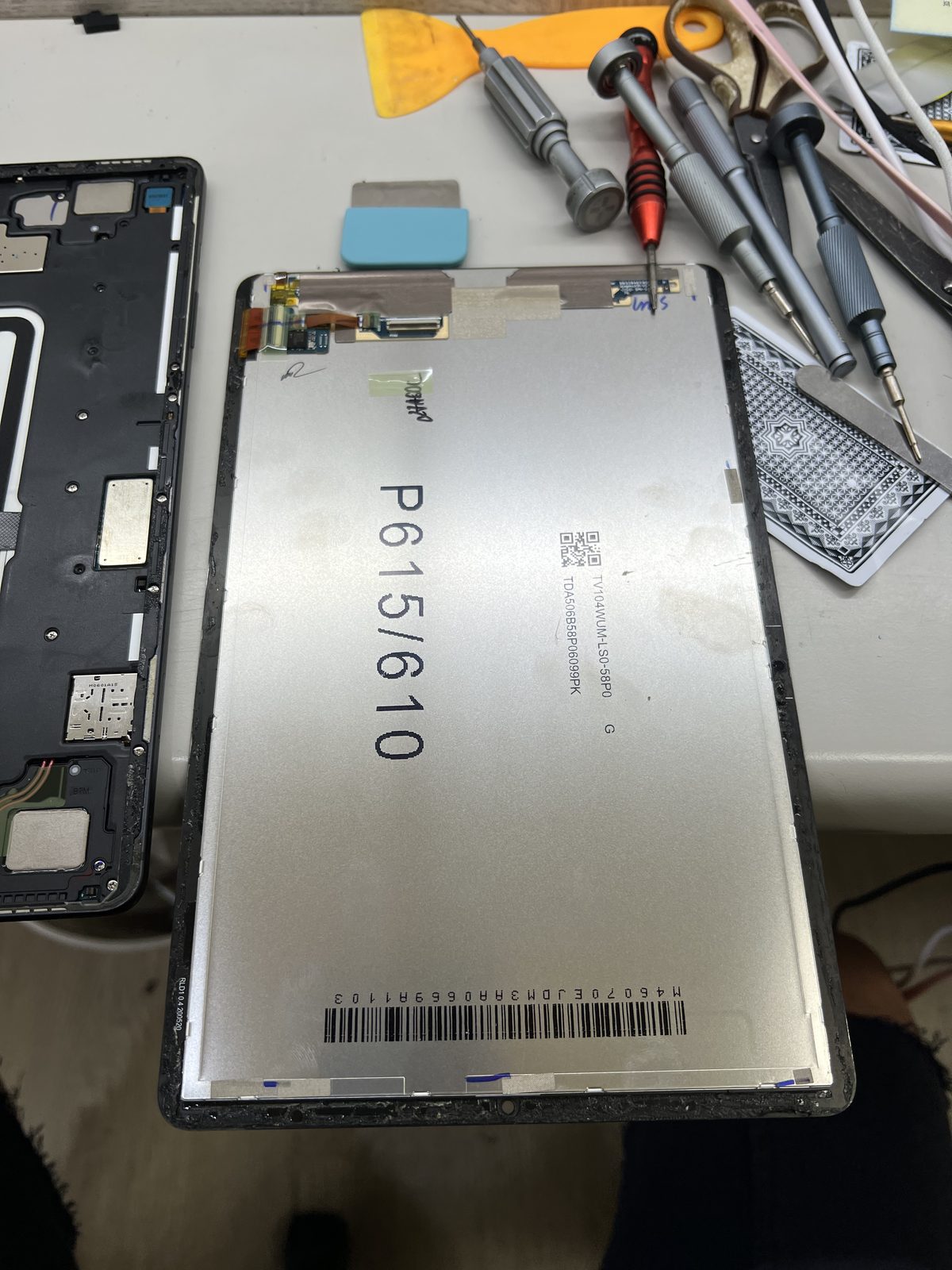 Galaxy Tab S6 Lite 螢幕總成背面標示 P615/610，可通用於兩個版本