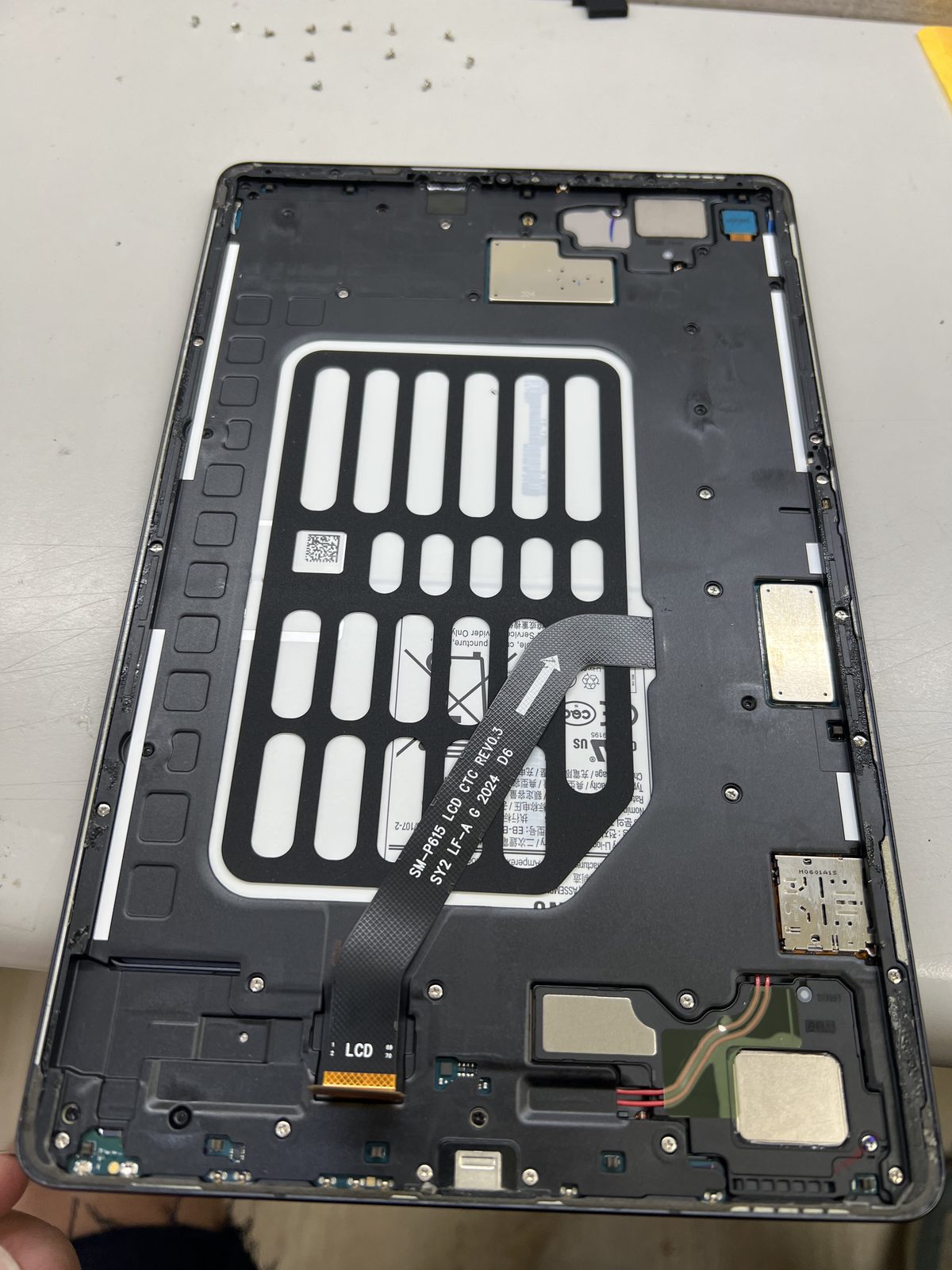 Galaxy Tab S6 Lite 拆下螢幕後的機身內部