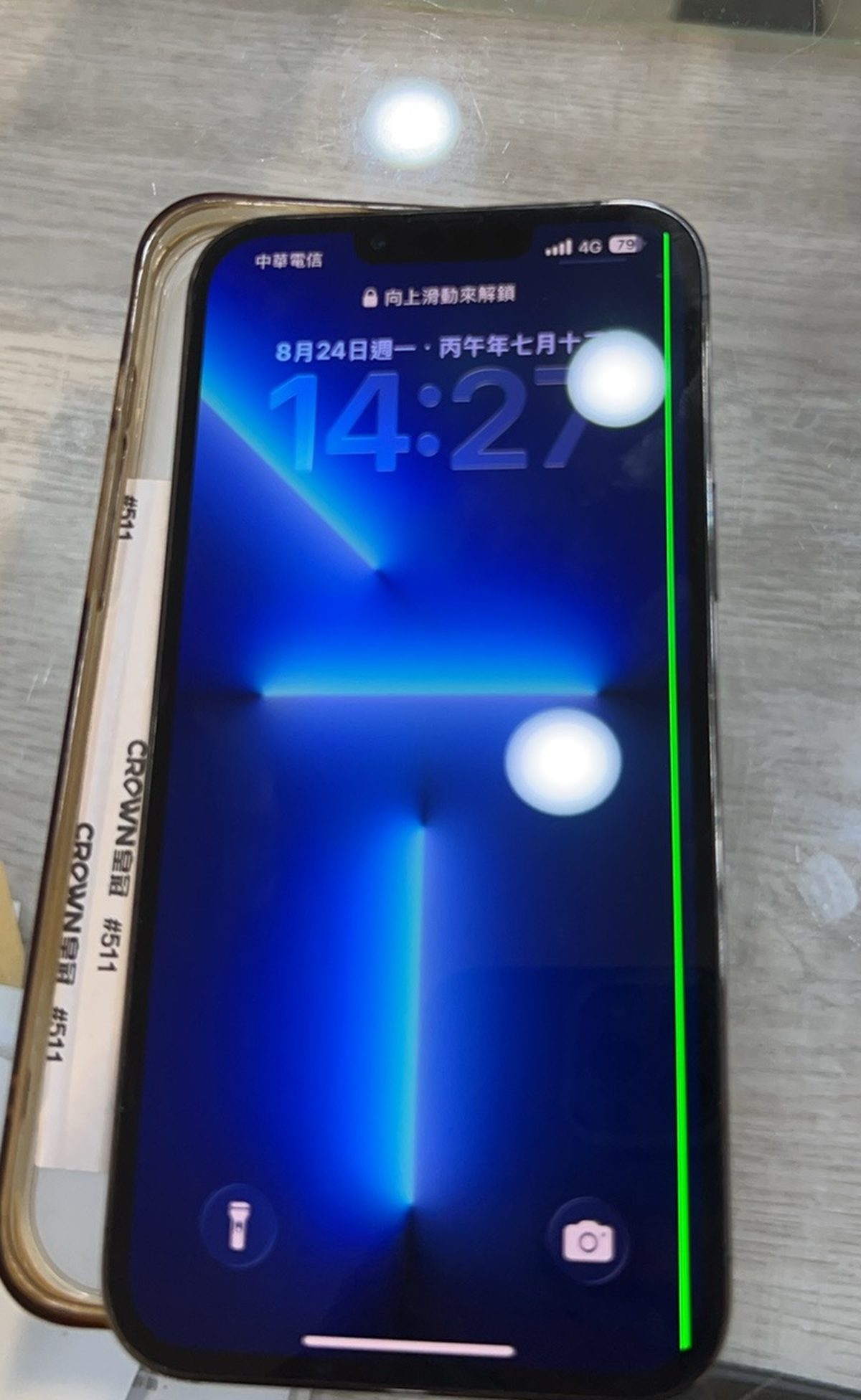 iPhone 螢幕右側出現一條由上到下的綠色直線，畫面其他區域顯示正常