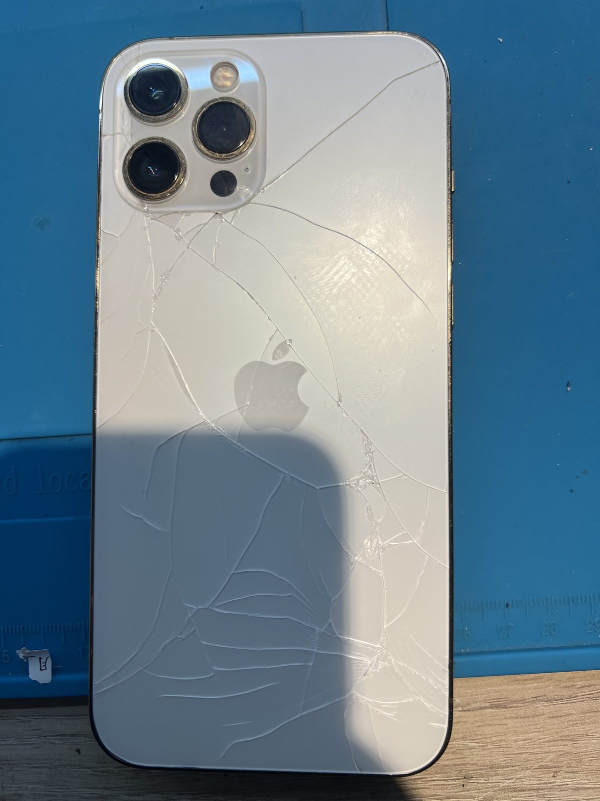 iPhone 12 Pro Max 背面玻璃整片龜裂，送修時的實際損壞狀況
