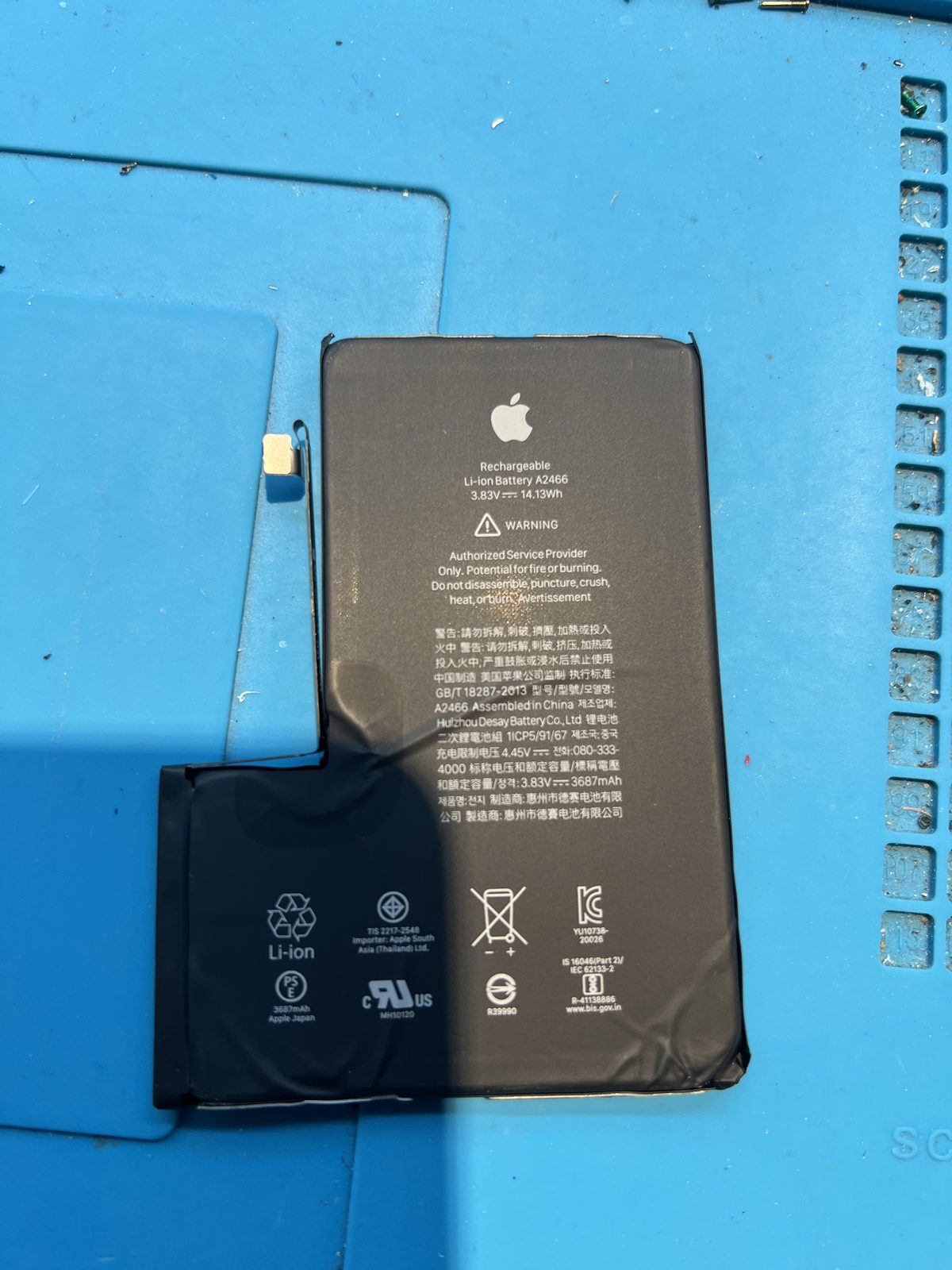 從 iPhone 12 Pro Max 拆下的原廠電池，型號 A2466，容量 3687mAh／14.13Wh