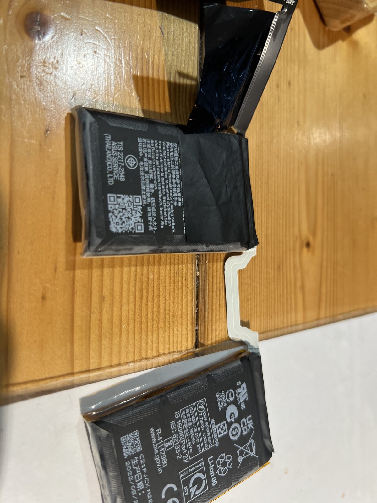 從 ASUS ROG Phone 5 拆下的兩顆電池，ROG Phone 5 採用雙電芯設計