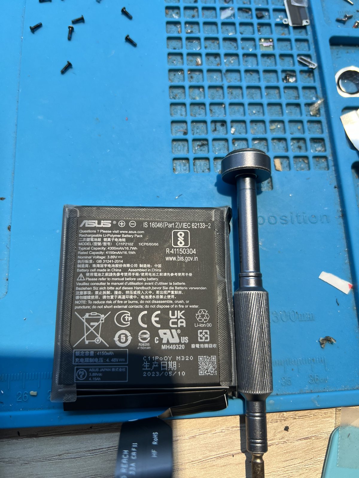 從 ASUS ZenFone 9 拆下的電池，型號 C11P2102，容量 4300mAh，生產日期 2023 年 5 月